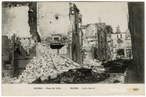 Une rue de Reims bombardée